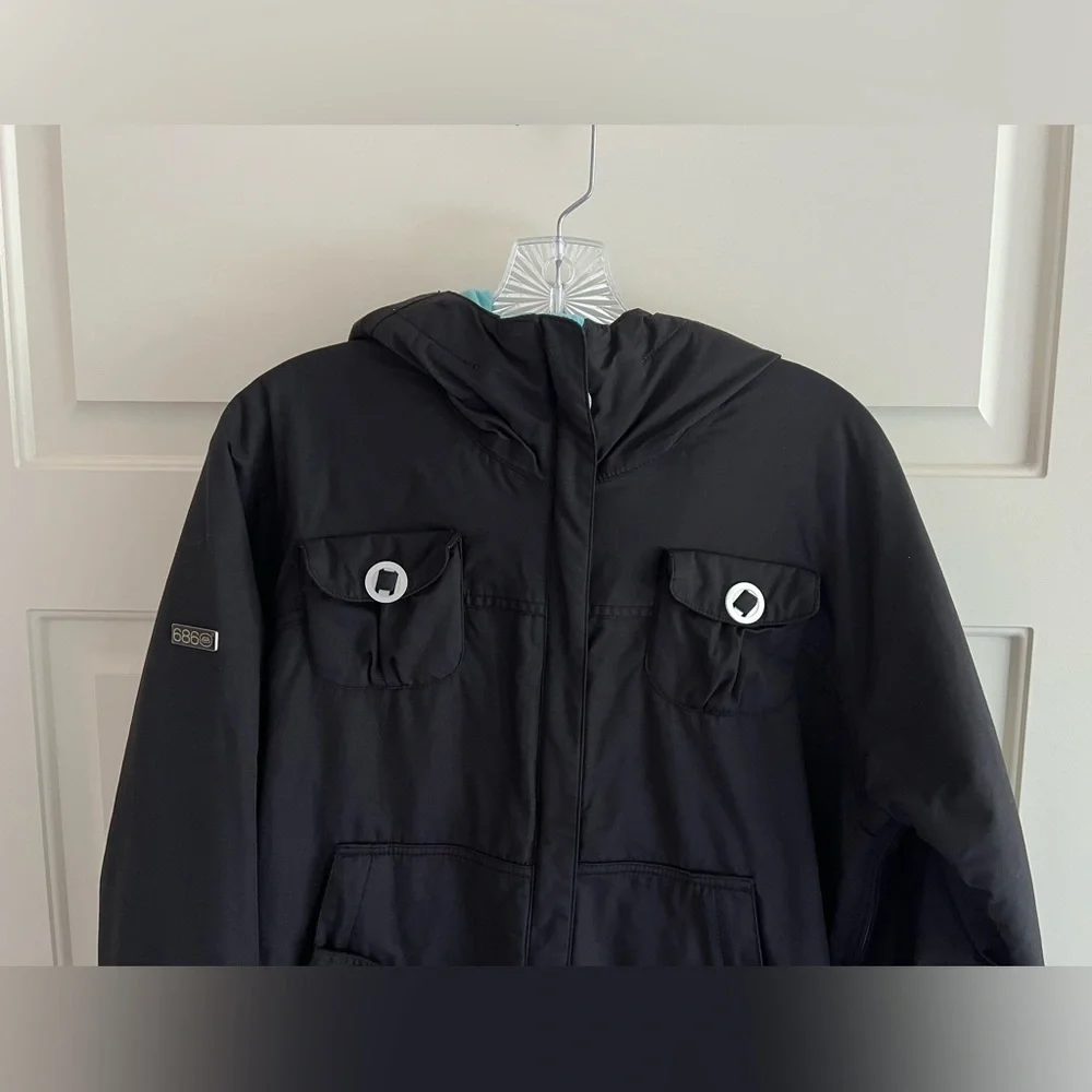 686 Mannual Women’s Insulated Snowboarding Jacket in Black - Picture 4 of 12